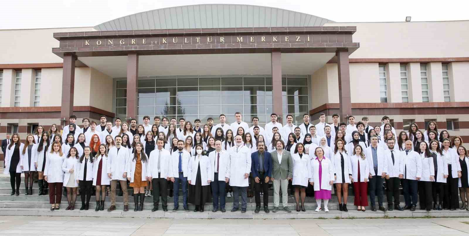 ESOGÜ'lü genç diş hekimi adayları beyaz önlüklerini giydi