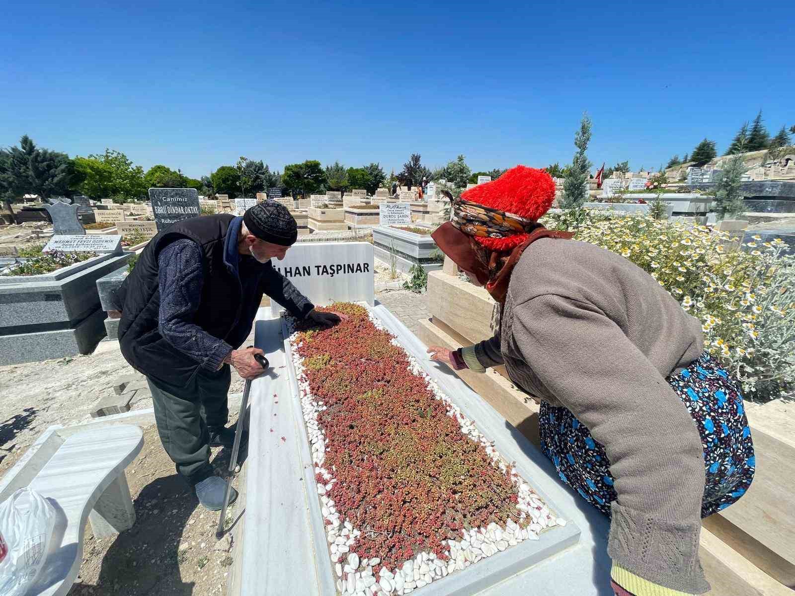 Evlatlarının mezarını ziyaret edemeyen yaşlı çifte Vali çifte bayram yaşattı