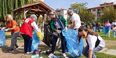 Farkındalık olsun diye çöp topladılar