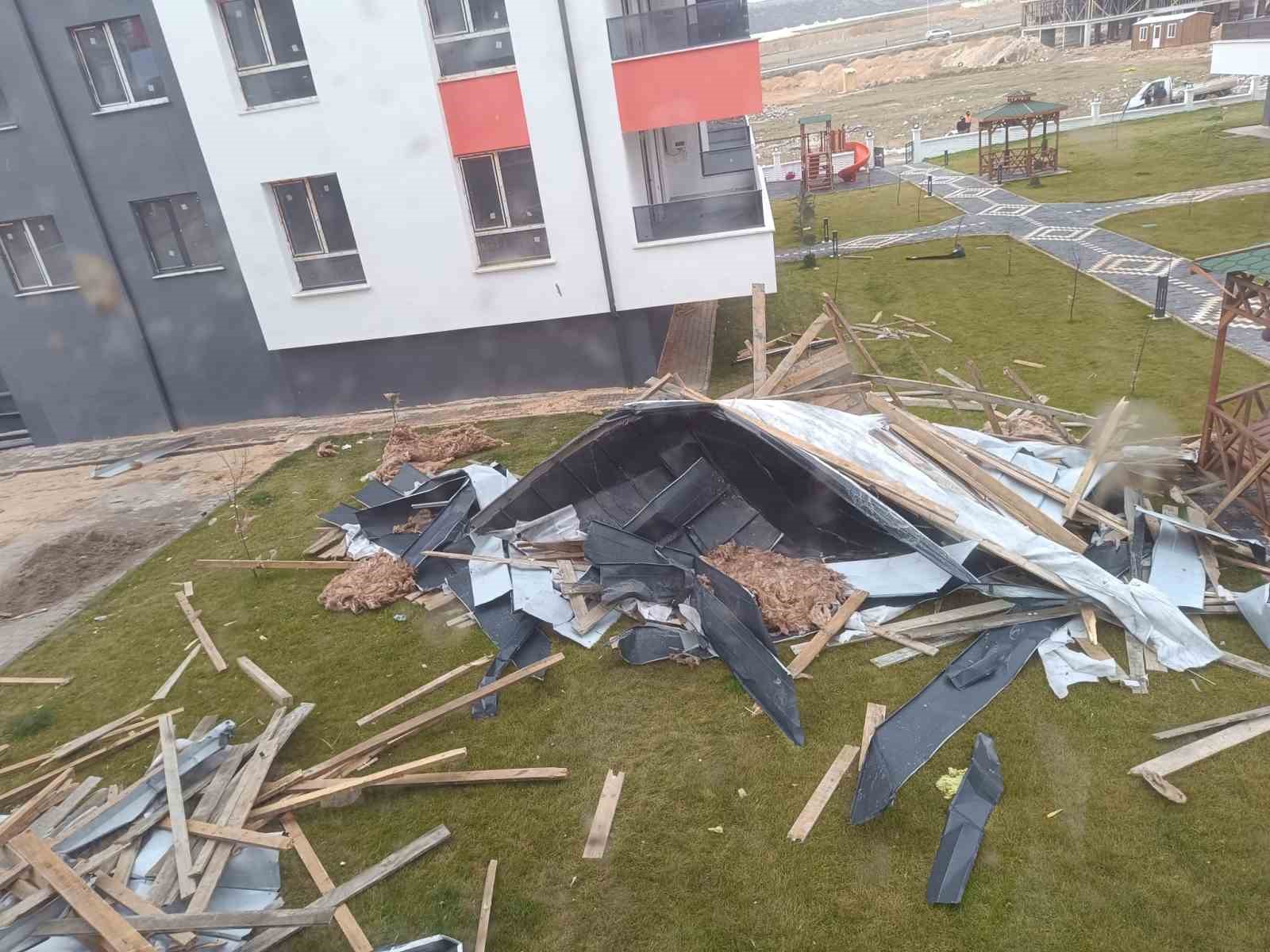 Fırtınada uçan çatı dairenin içine girdi