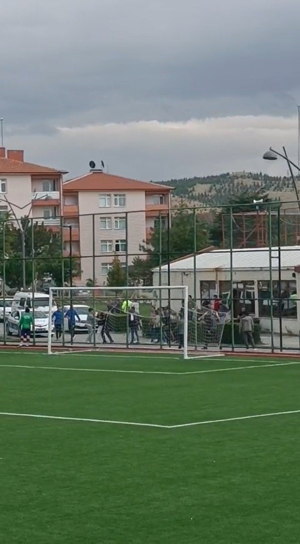 Futbol oyuncusunun bıçakla taraftarın üzerine yürüdüğü iddiası
