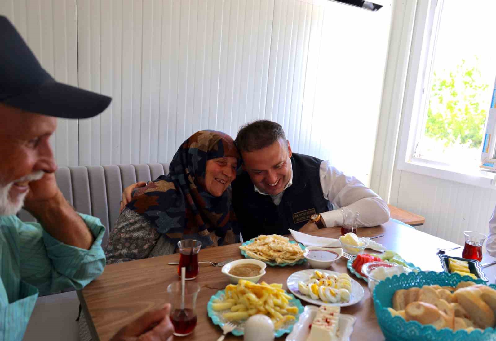 Geçici barınma merkezinde ilk sabah kahvaltısı