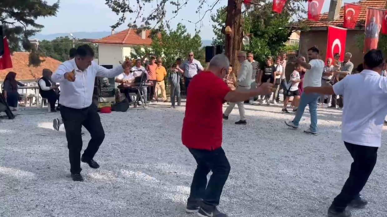 Gediz Gürlek Köyünde hem şenlik hem taş ocağı protestosu