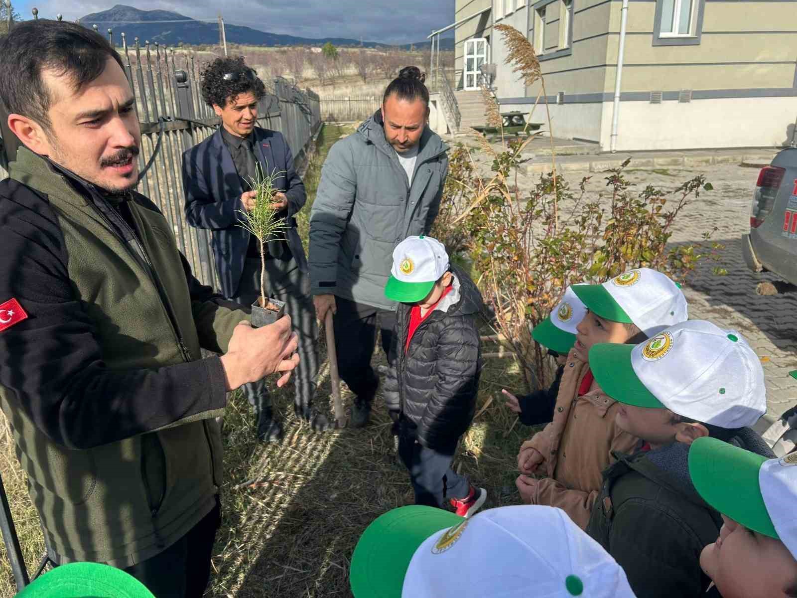Gedizde minik öğrenciler kızılçam fidanlarını toprakla buluşturdu