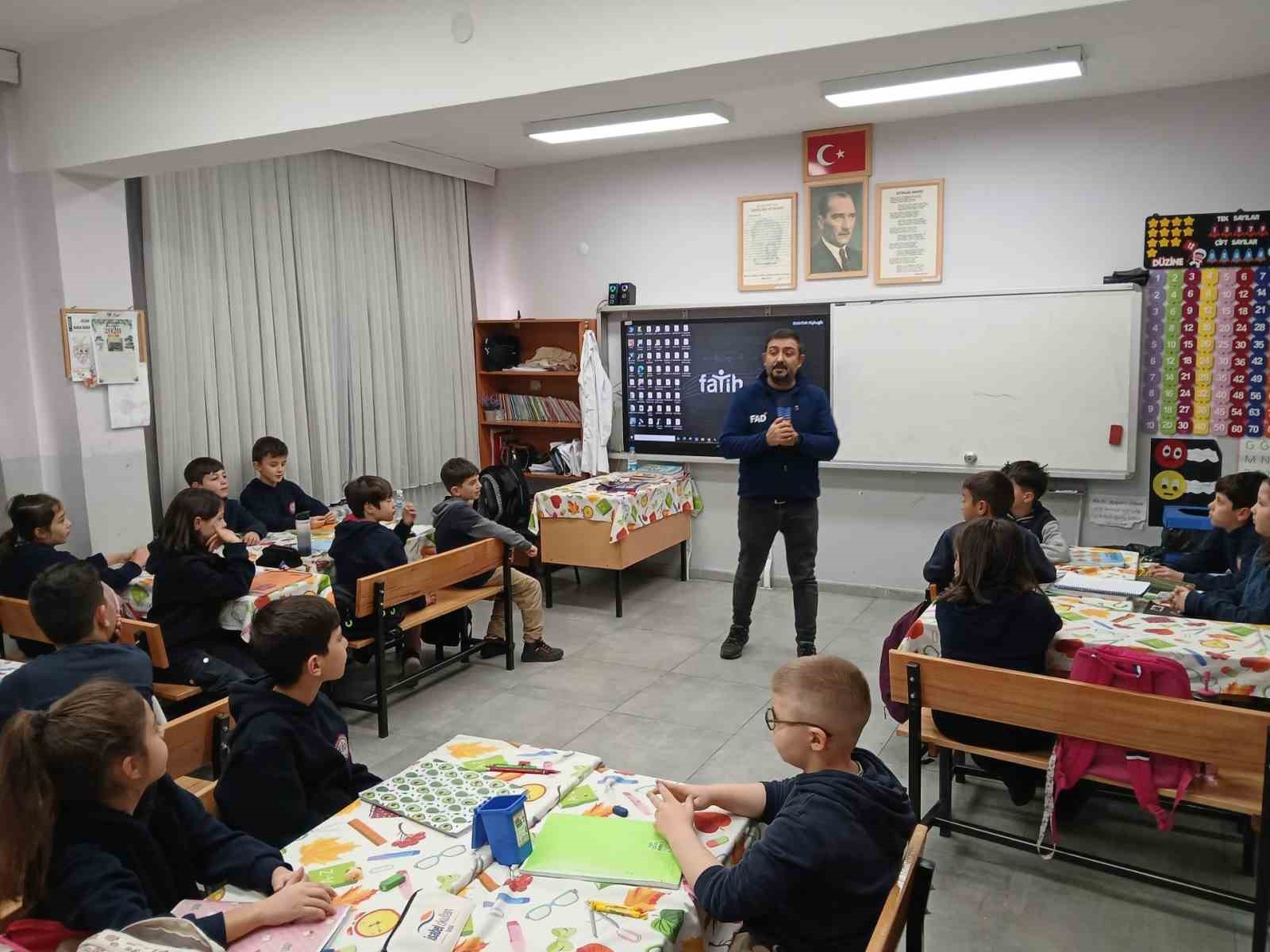 Gedizde okullarda afet farkındalık eğitimleri düzenlendi
