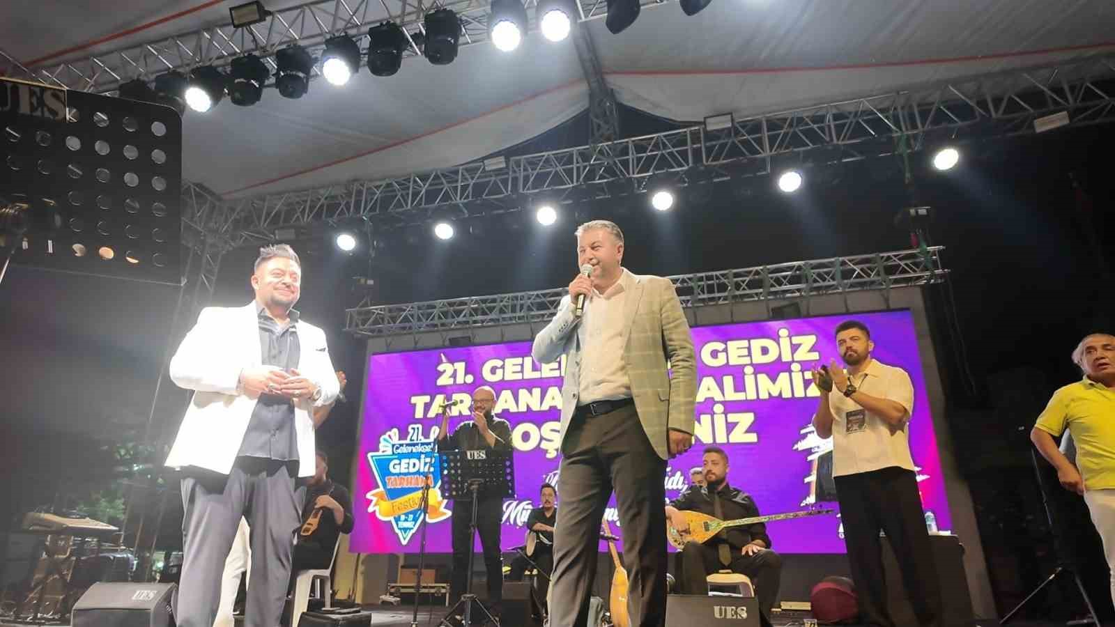 Geleneksel Tarhana Festivalinde Hüseyin Kağıt, Gedizlileri coşturdu