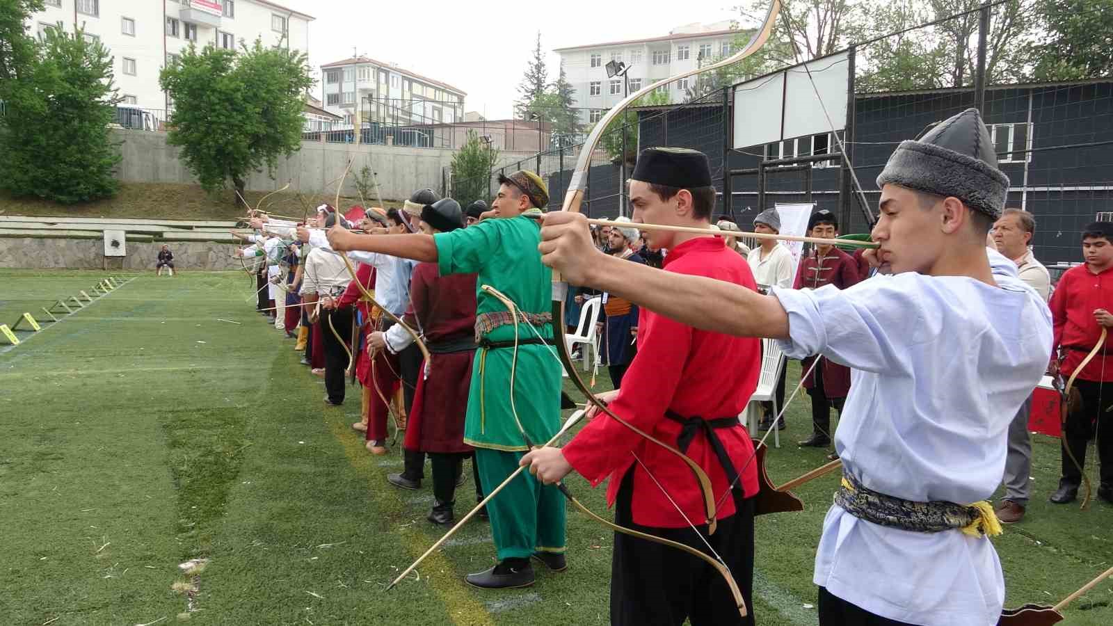 Geleneksel Türk okçuluğunda gençler Kütahyada buluştu