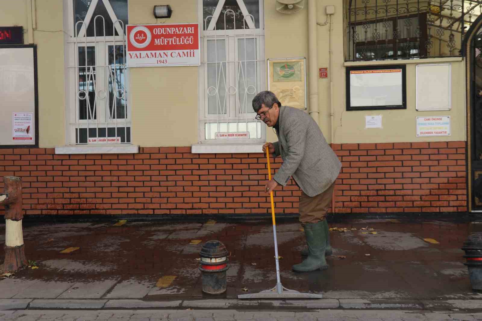 Gerçek zenginliği camide buldu