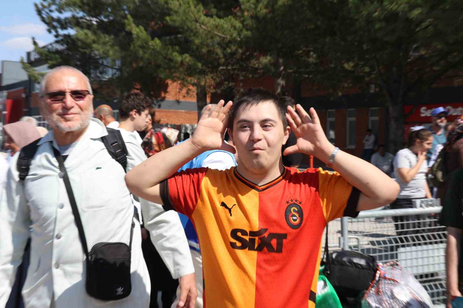 Hacdan dönen dedesini ve ninesini ‘Icardi'nin hareketiyle karşıladı