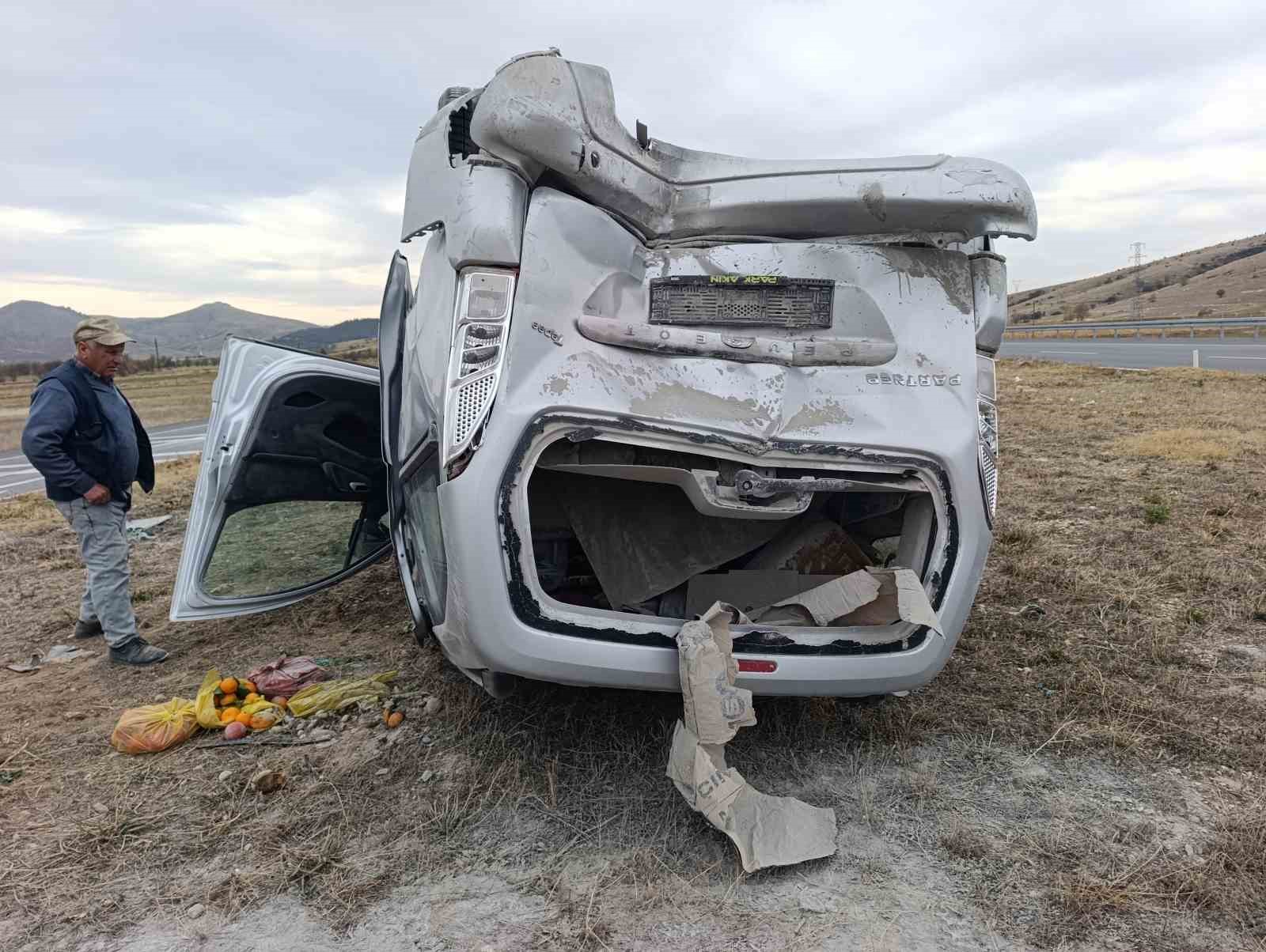 Hafif ticari araçların çarpıştığı kazada 7 kişi yaralandı