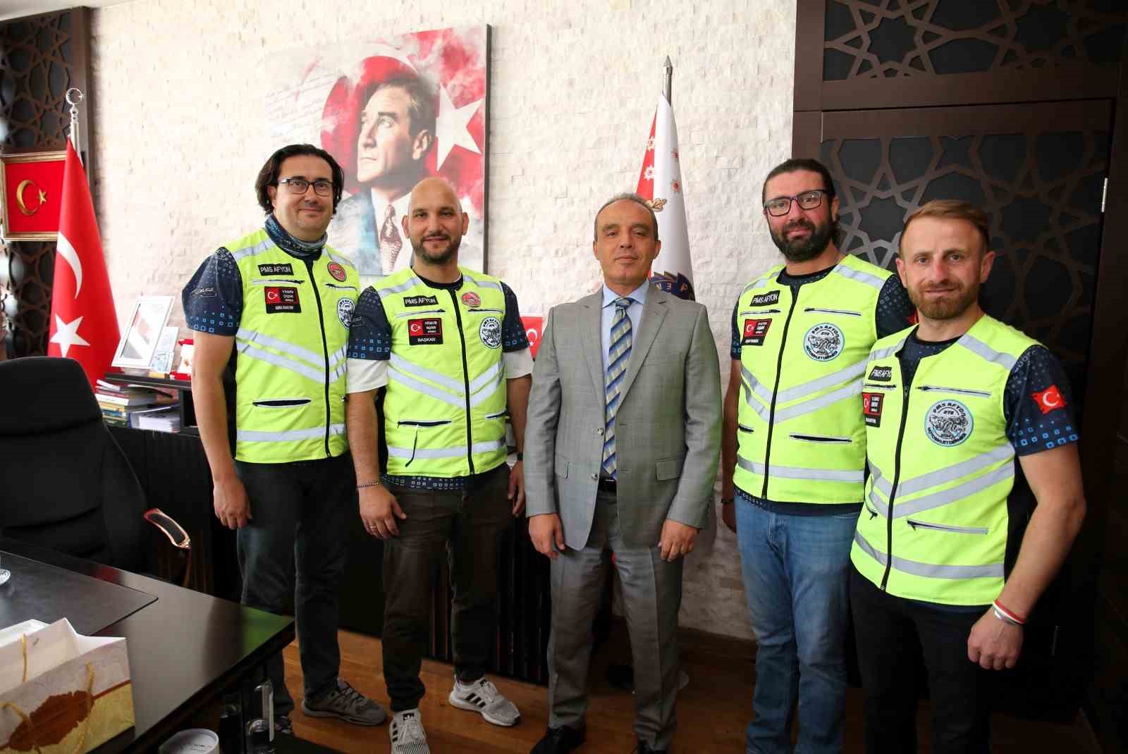 Hazırladıkları sosyal sorumluluk projelerini Emniyet Müdürü Erola sundular