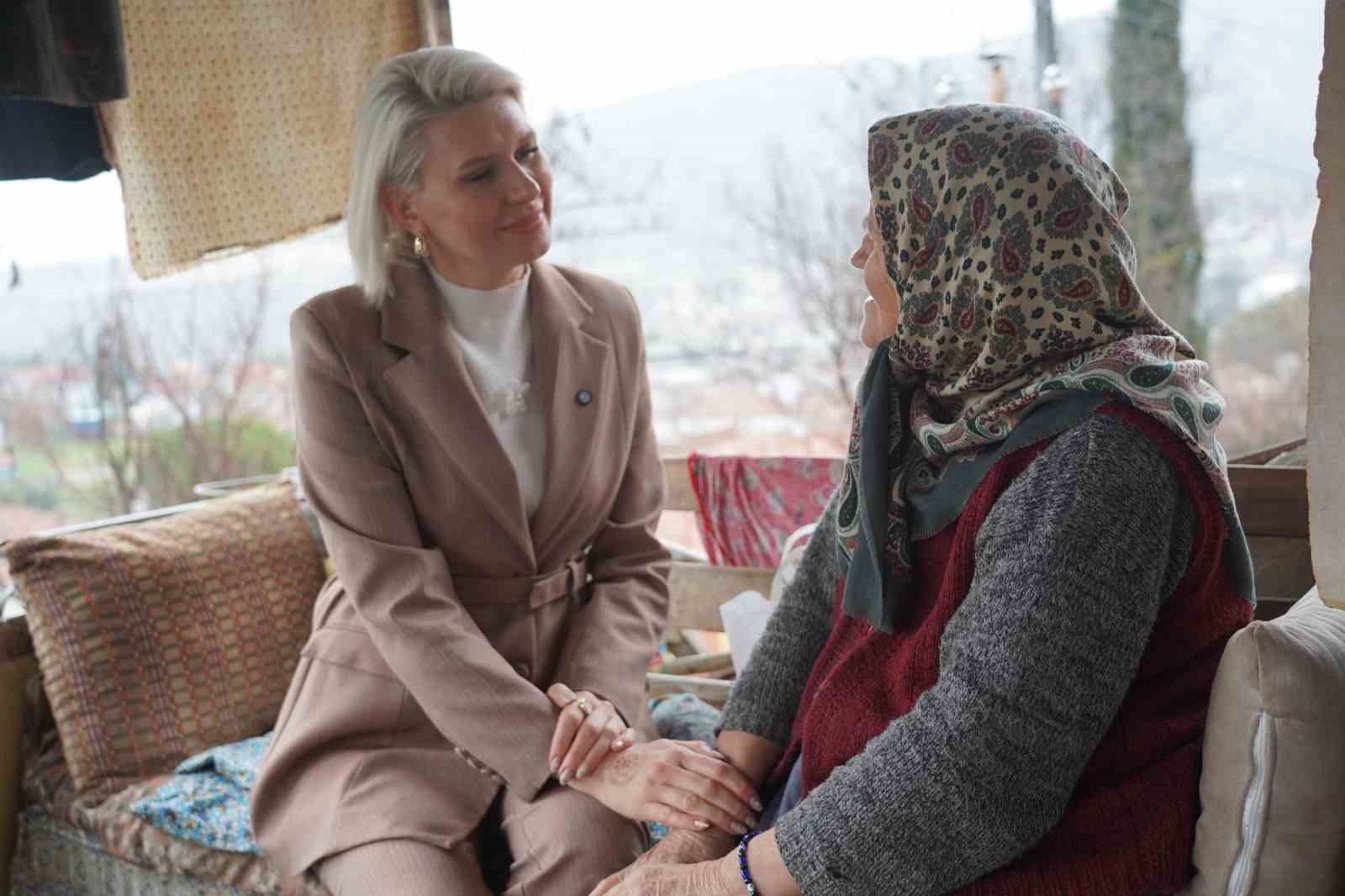 Hazırlanan sıcak yemekleri Başkan Subaşı evlere teslim etti