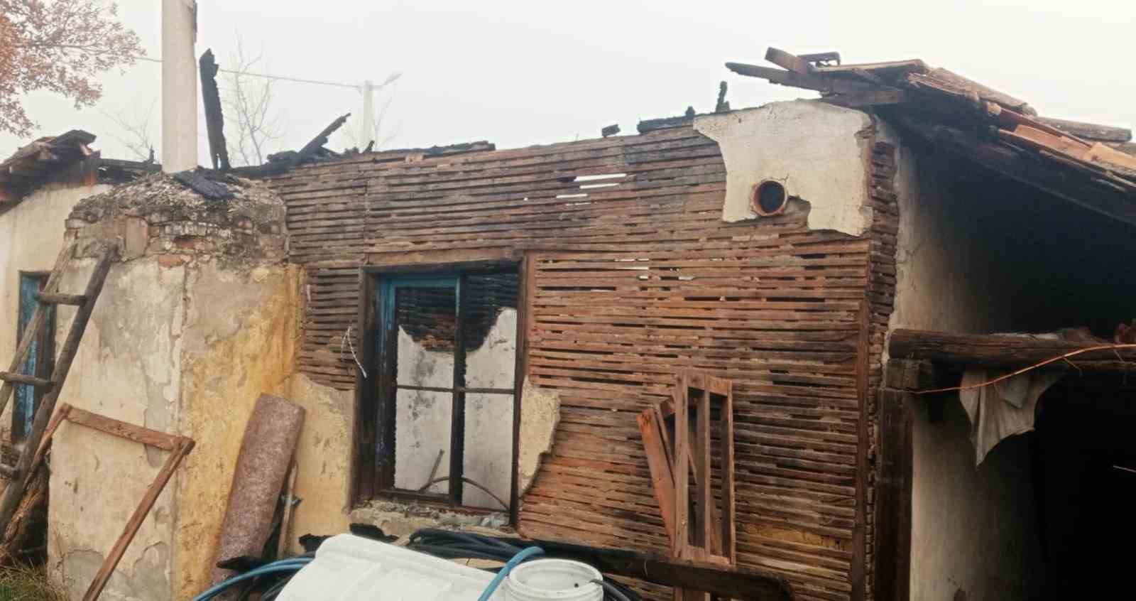 Hisarcıkta çıkan yangında deprem konutu kullanılmaz hale geldi