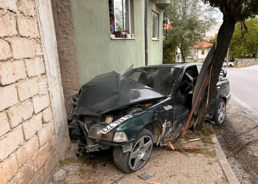 Hisarcıkta ehliyetsiz sürücü polisten kaçarken kaza yapıp yaralandı