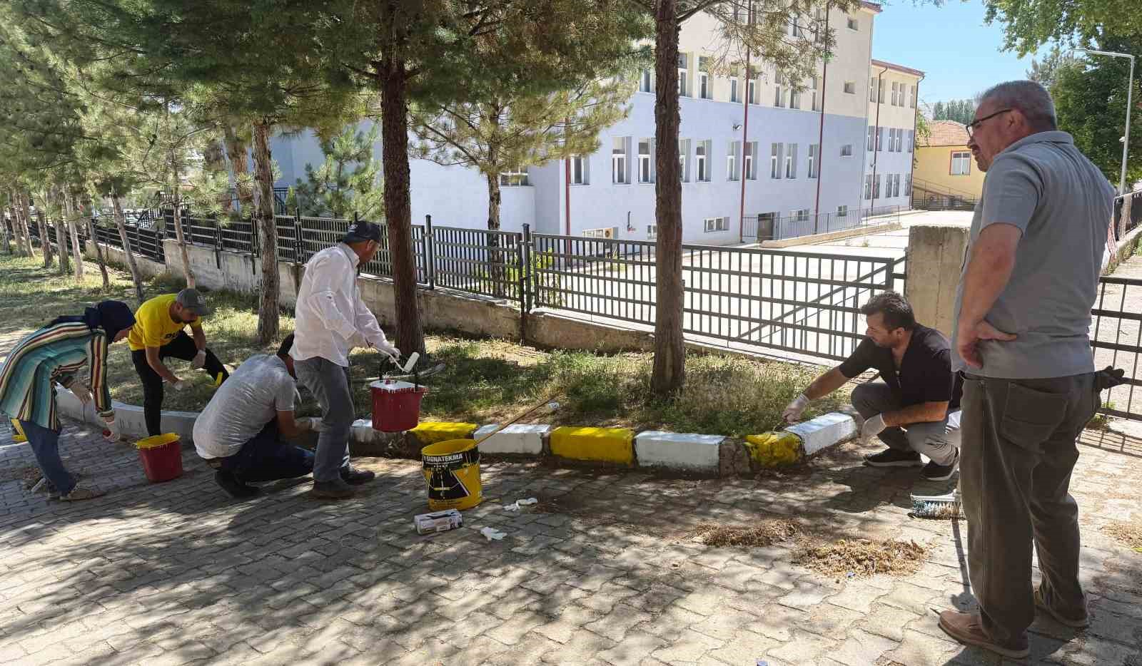 Hisarcıkta fedakar öğretmenler okul bahçesini güzelleştirdi