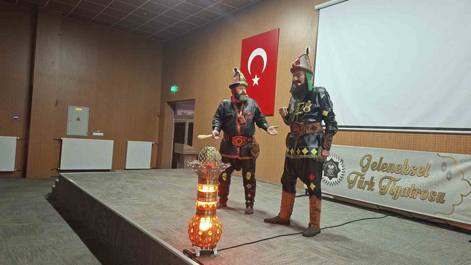 Hisarcıkta öğrencilere Yeşil vatan, orman sevgisi konulu Hacivat-Karagöz gölge oyunu