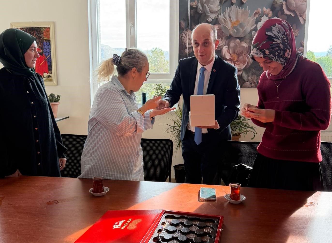 Hisarcıkta öğretmenlere Türk bayrağı rozeti hediye edildi