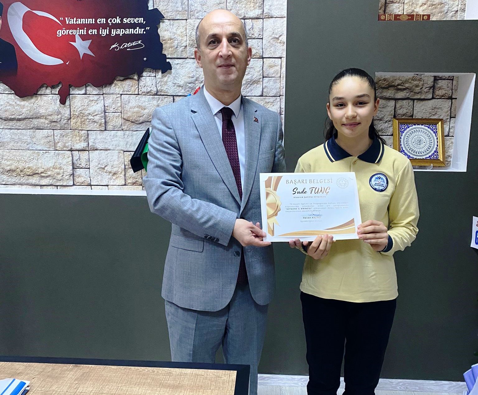 Hisarcıkta şiir yarışmasında il birincisi olan öğrenci ödüllendirildi