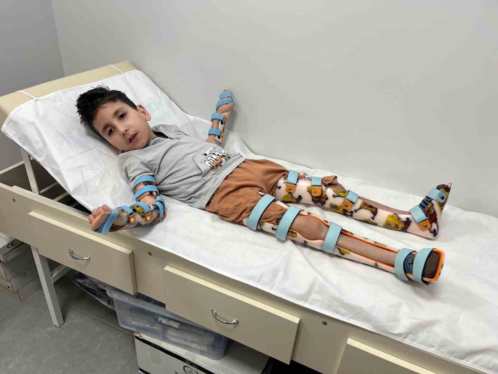 6,5 yıldır hareketsiz yatan çocuğa KAFO cihazı alındı