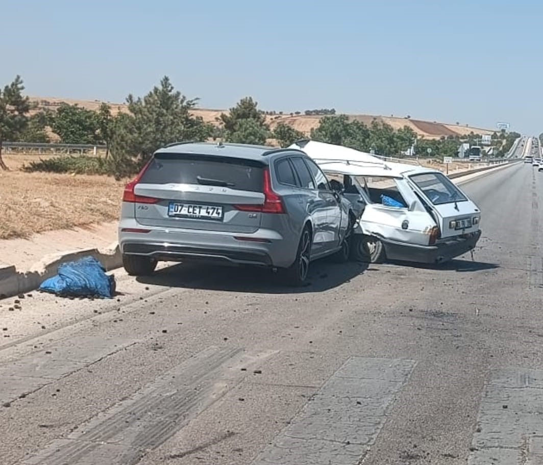 İki aracın çarpıştığı trafik kazansında: 1i ağır 6 yaralı