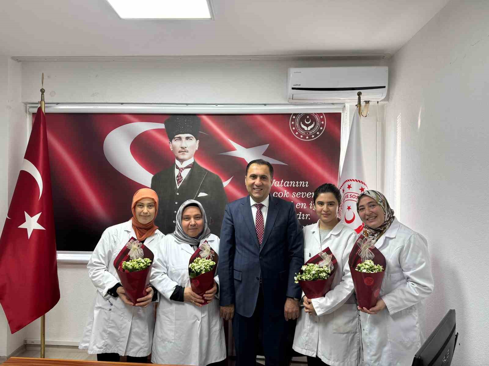 İl Müdürü Türkoğlu'ndan emekçi kadınlara çiçek jesti