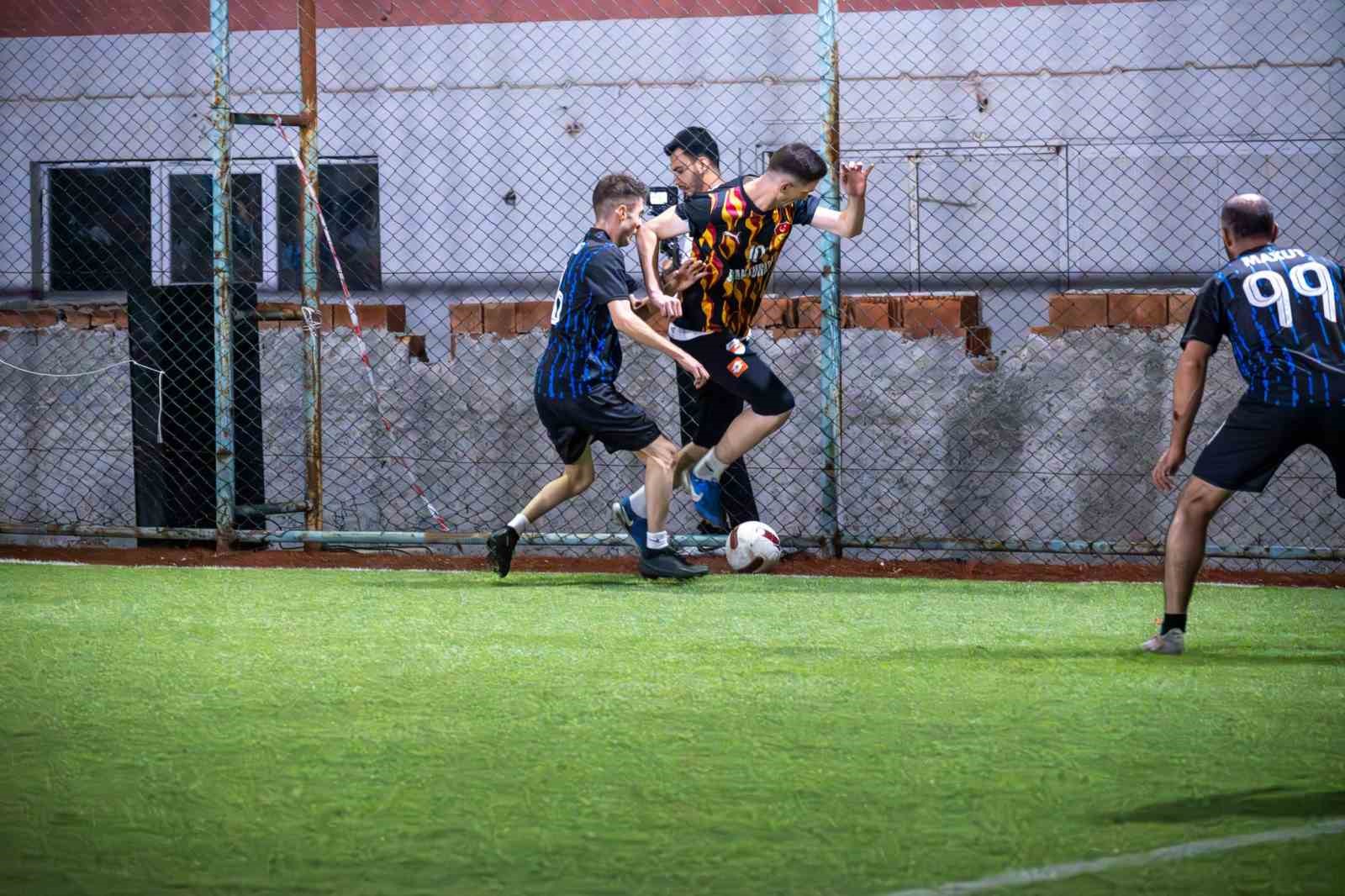 İnönü 9. Geleneksel Halı Saha Turnuvasının şampiyonu Manda Birliği oldu