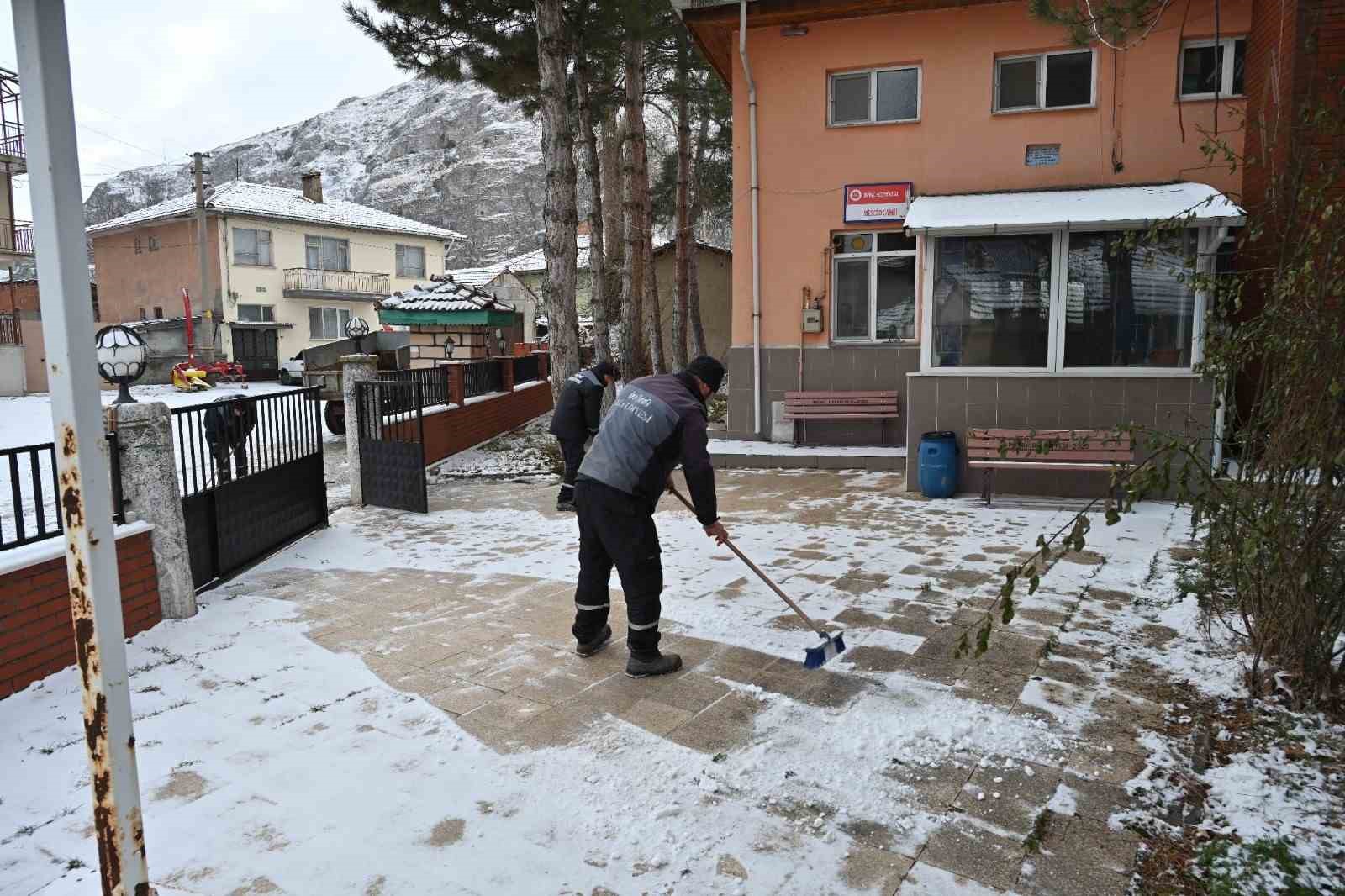 İnönü'de cami ve kaldırımlarda kış tedbirleri
