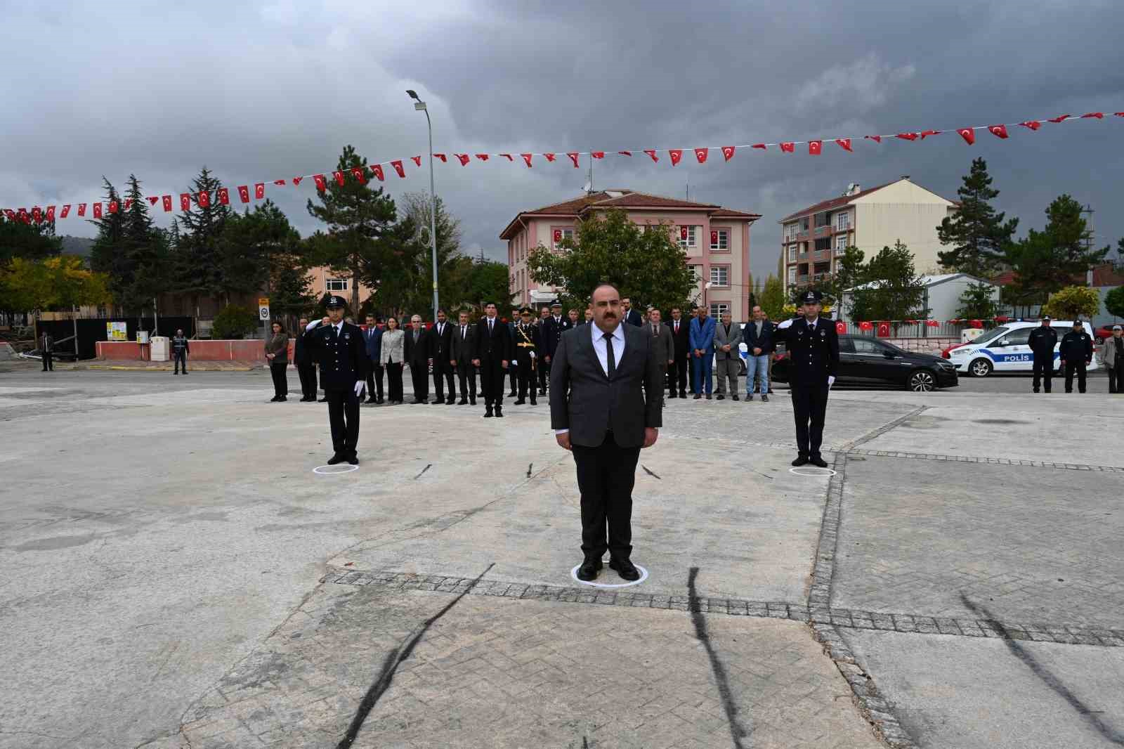 İnönüde Cumhuriyetin 102. yıl kutlamaları çelenk sunumuyla başladı
