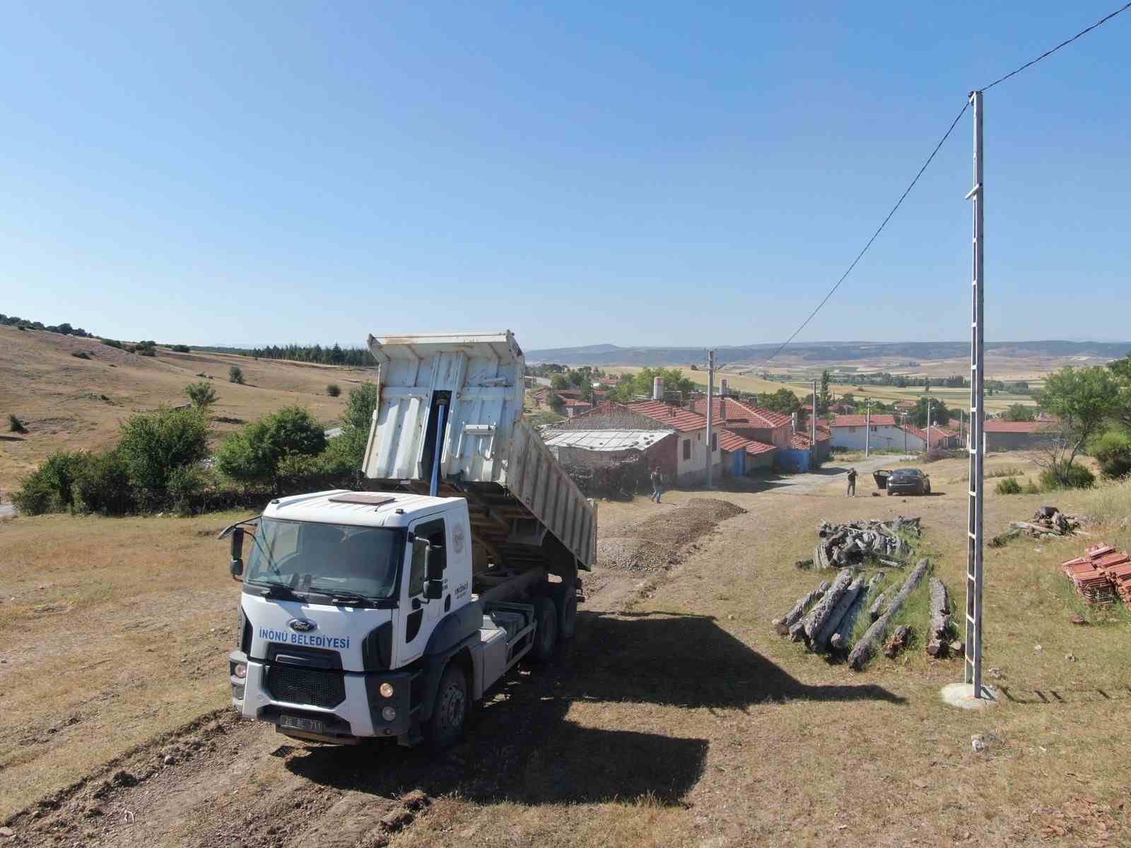 İnönüde dış mahalle yolları yapımı devam ediyor