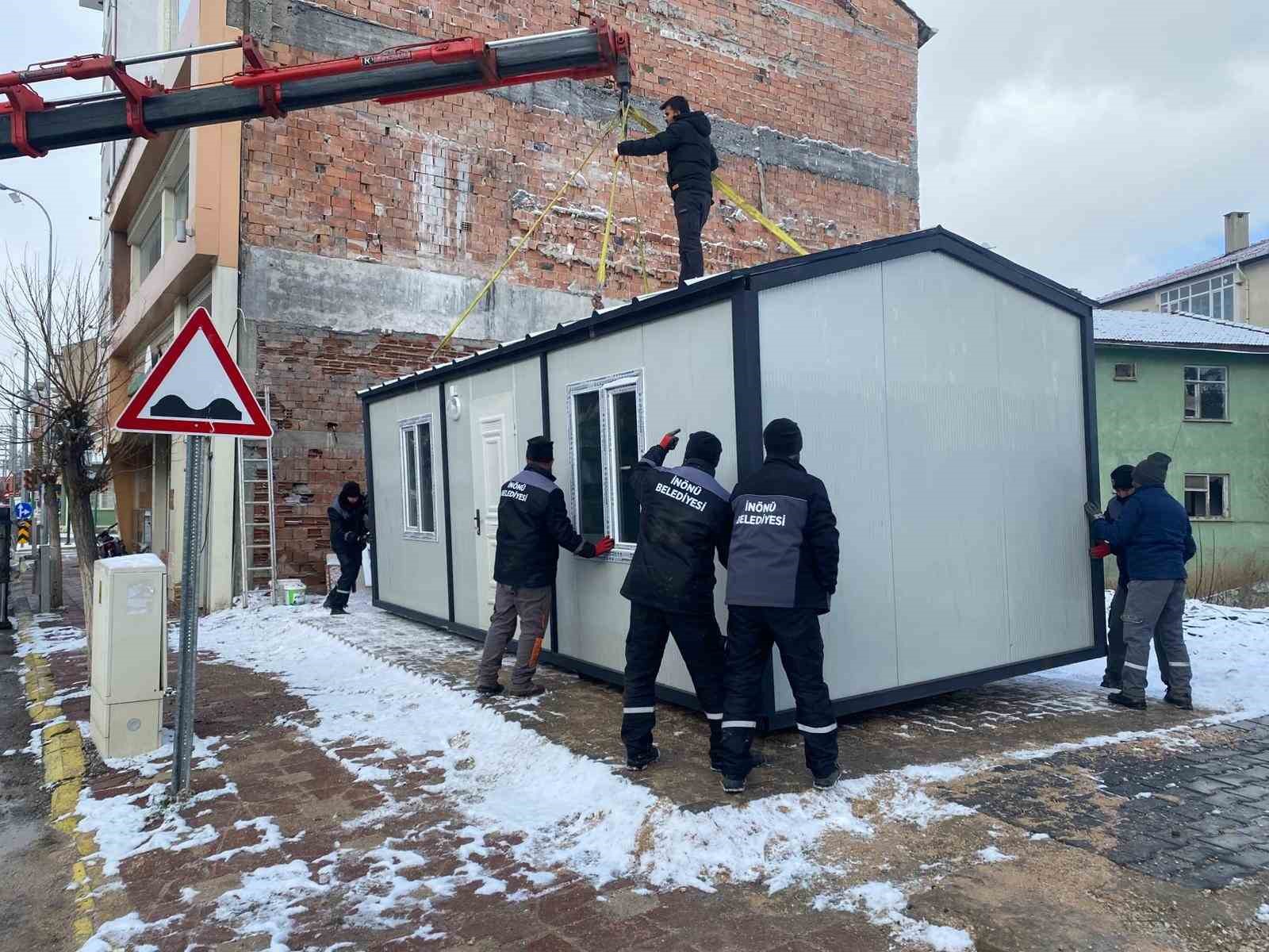 İnönüde soğukta servis beklemeye son