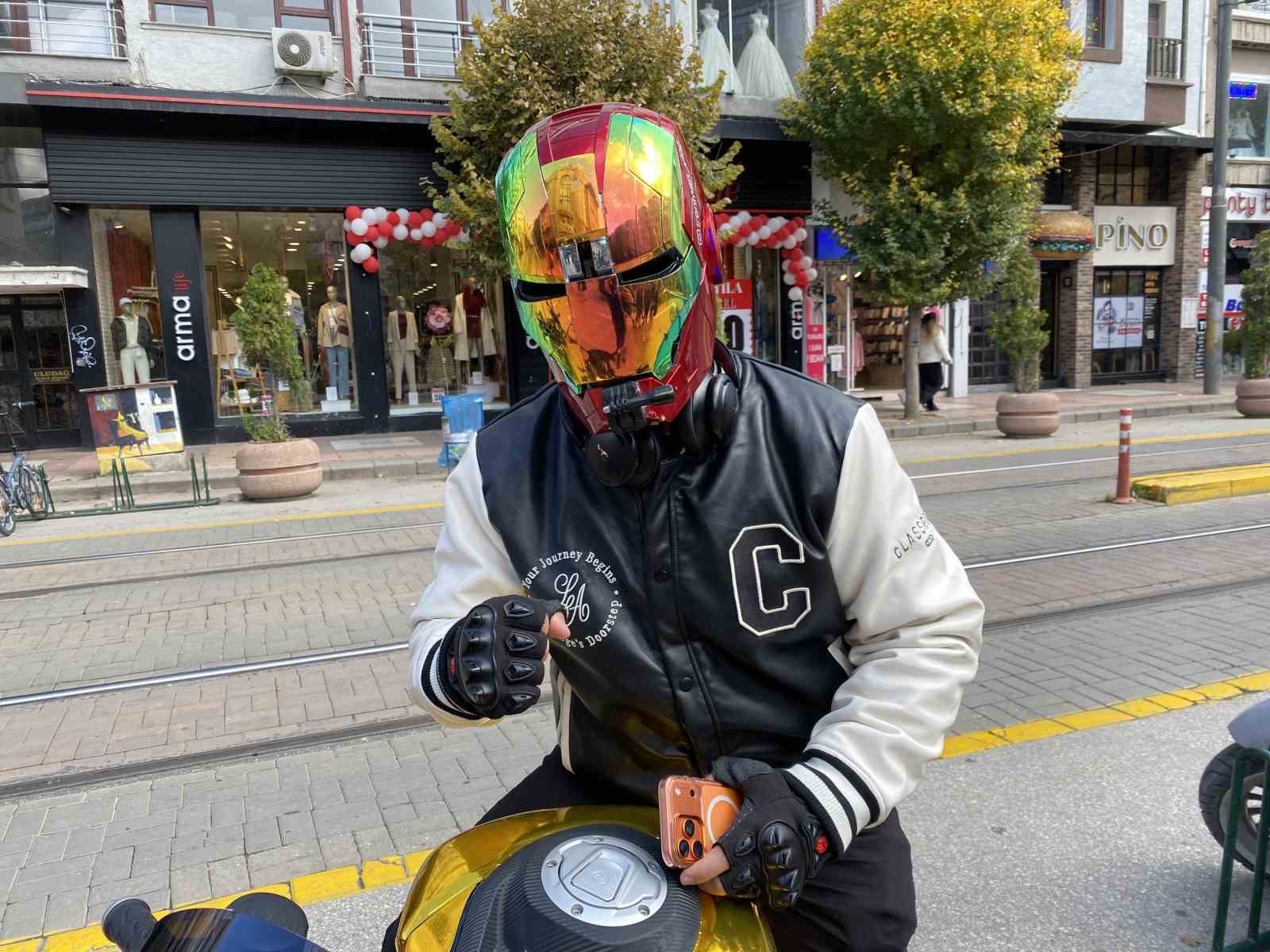 İron-Man kaskı ile dolaşan motosikletli dikkat çekiyor