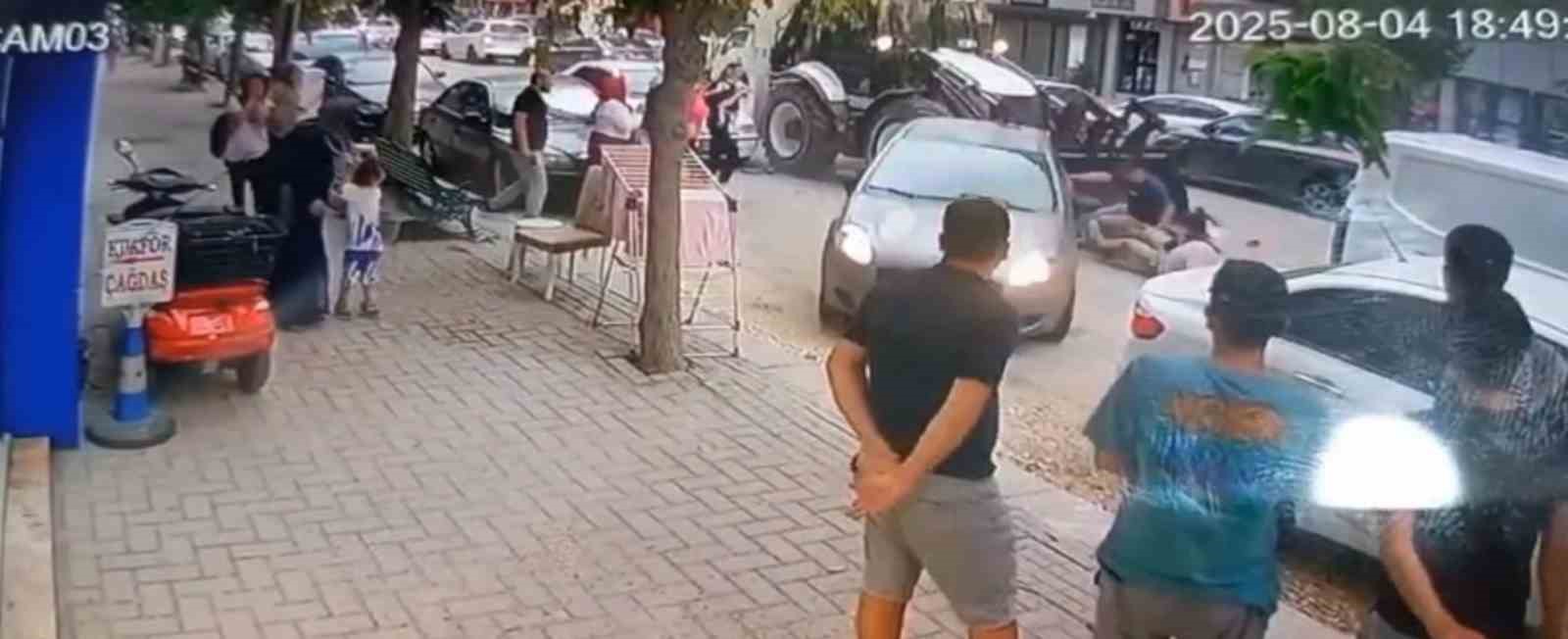 İş makinesi operatörü 5 araca çarptı, kepçesine aldığı 2 yaya yaralandı