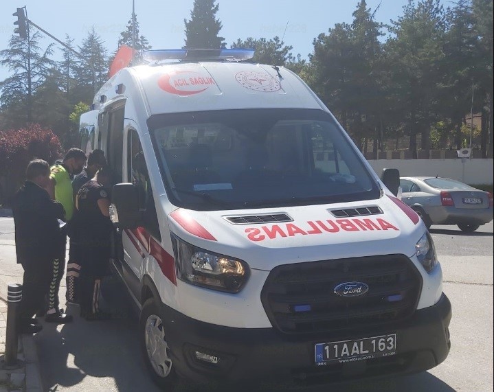 İşçi servisinden inen kişiye motosiklet çarptı