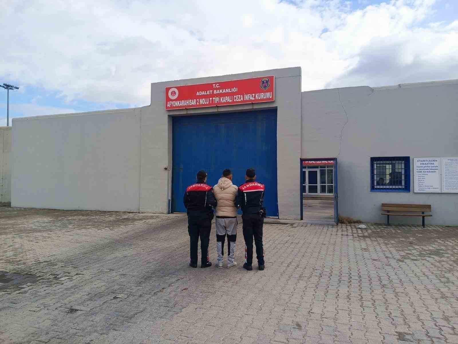 Jandarma çeşitli suçlardan aranan 42 kişiyi yakaladı