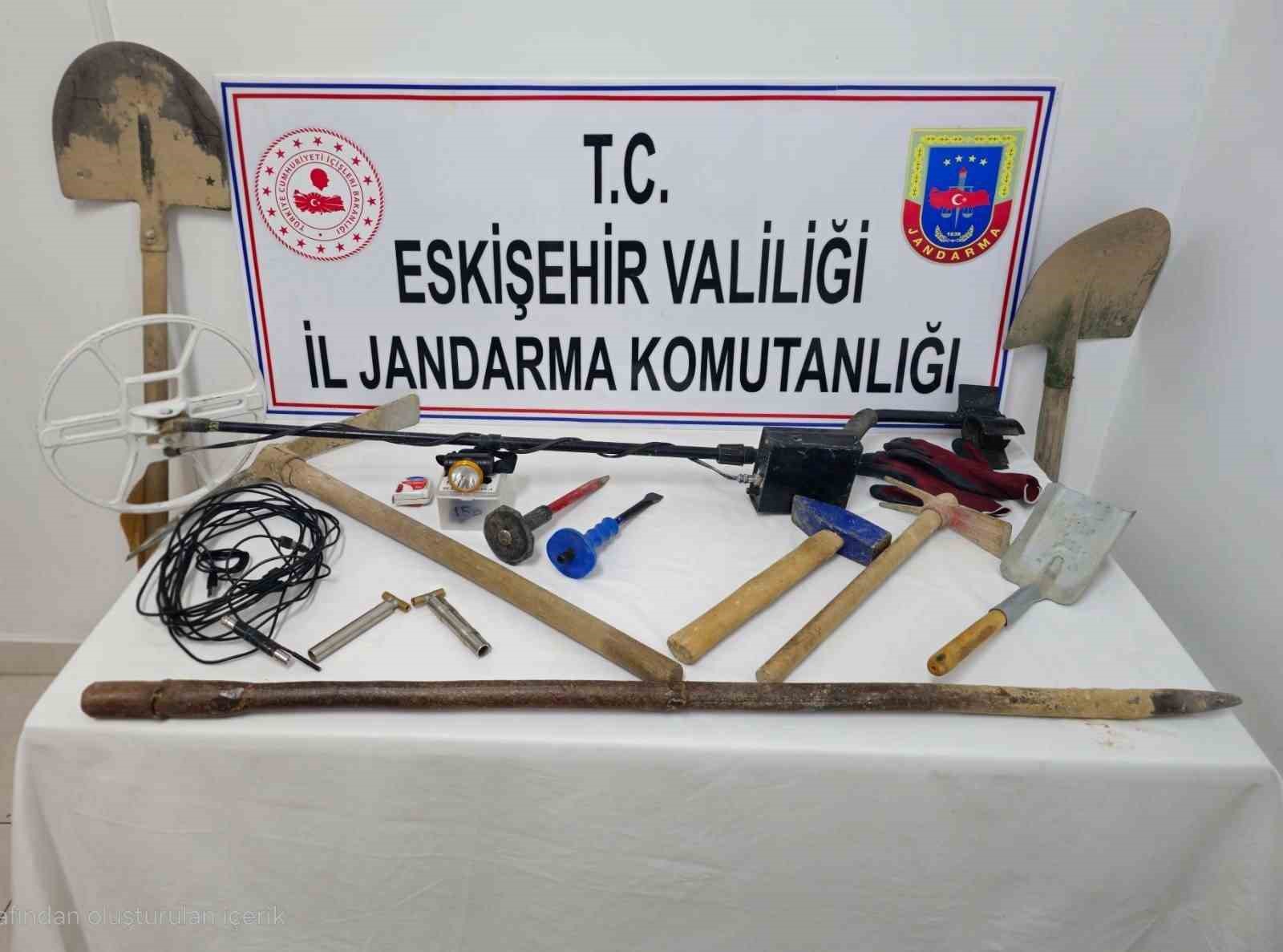 Kaçak kazı yaparken yakalanan 3 şüpheli tutuklandı