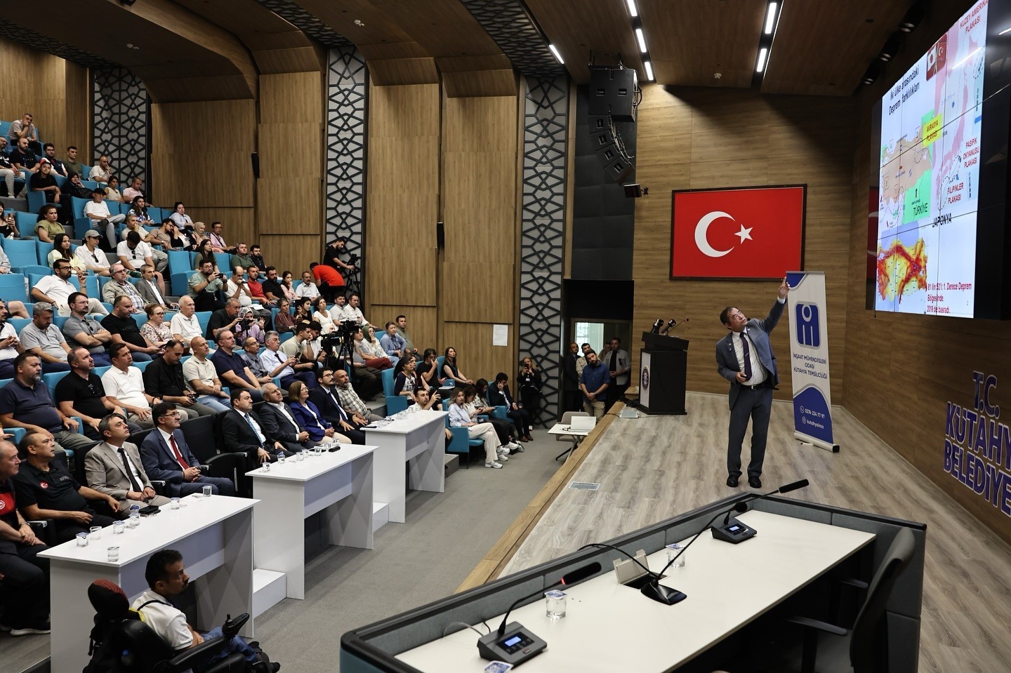 Japon Uzman Moriwaki, Kütahya'da deprem semineri verdi