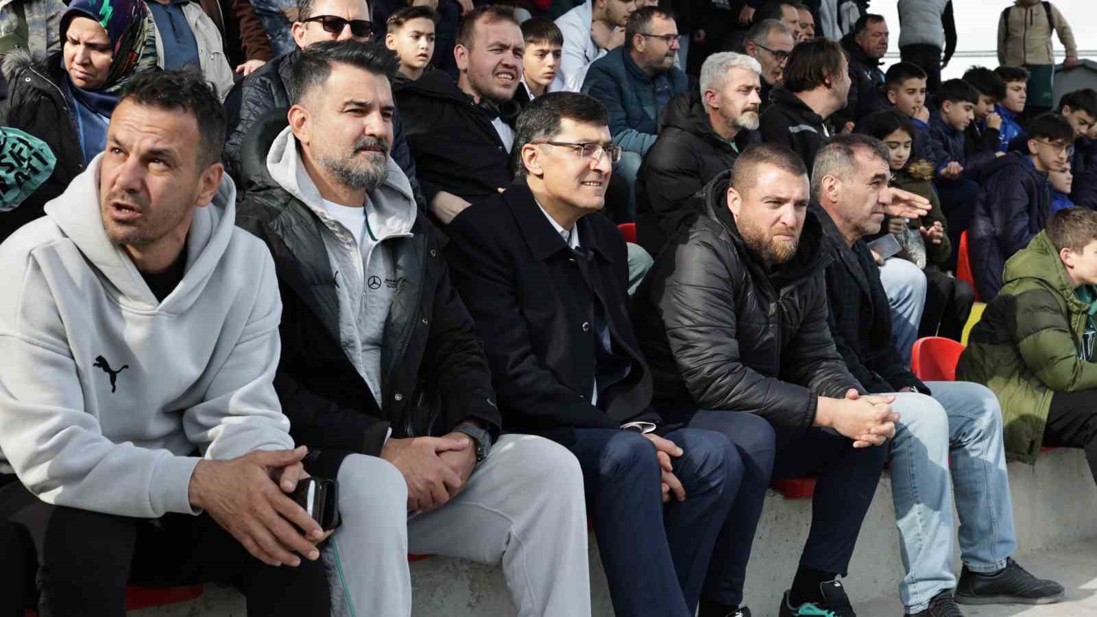 Kahveciden U-17 takımına tribünden destek