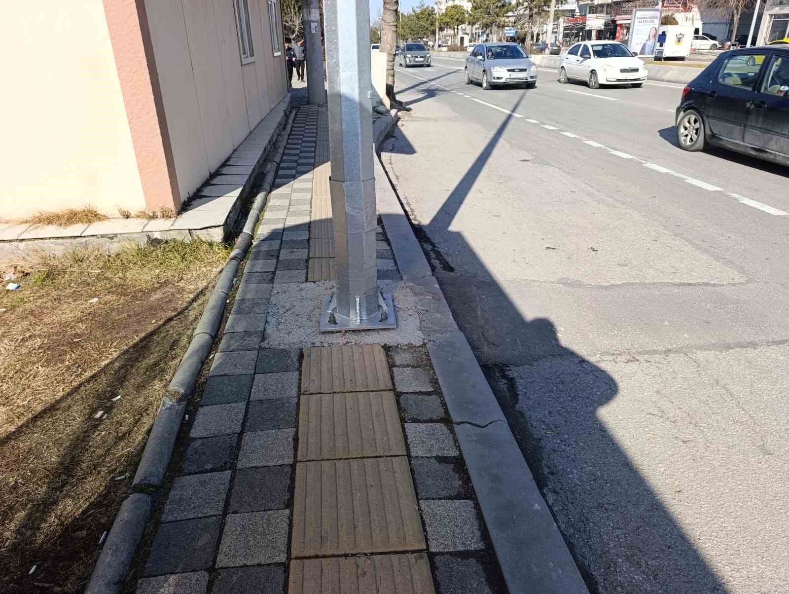 Kaldırımdaki engelli yolu üzerine direk diktiler