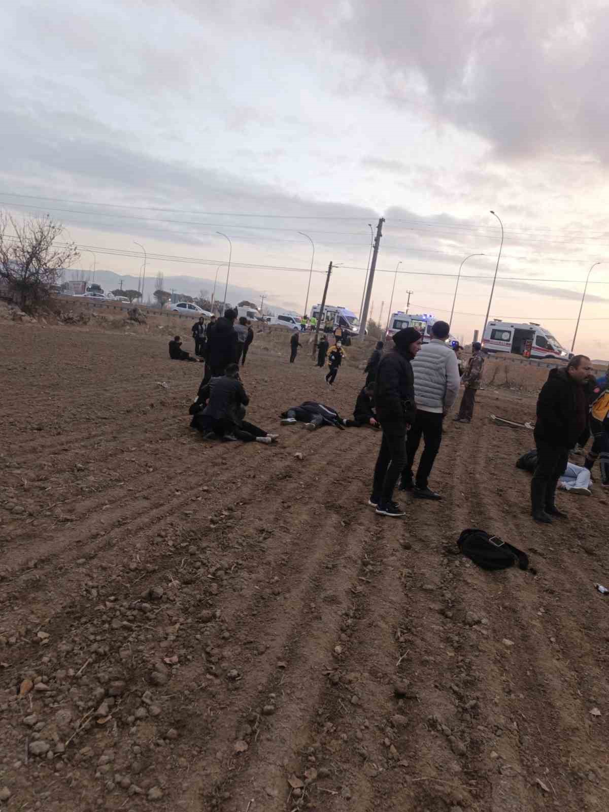 Kamyonet ile midibüs çarpıştı: 17 yaralı