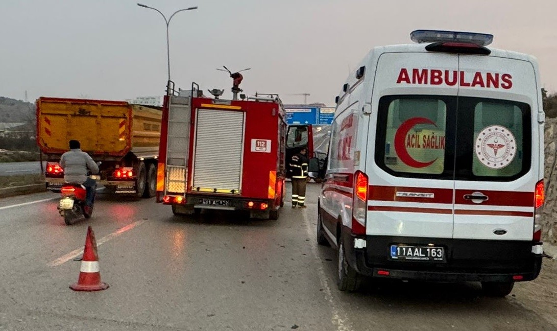 Kamyonet kırmızı ışıkta bekleyen otomobile çarptı; 2 kişi yaralandı