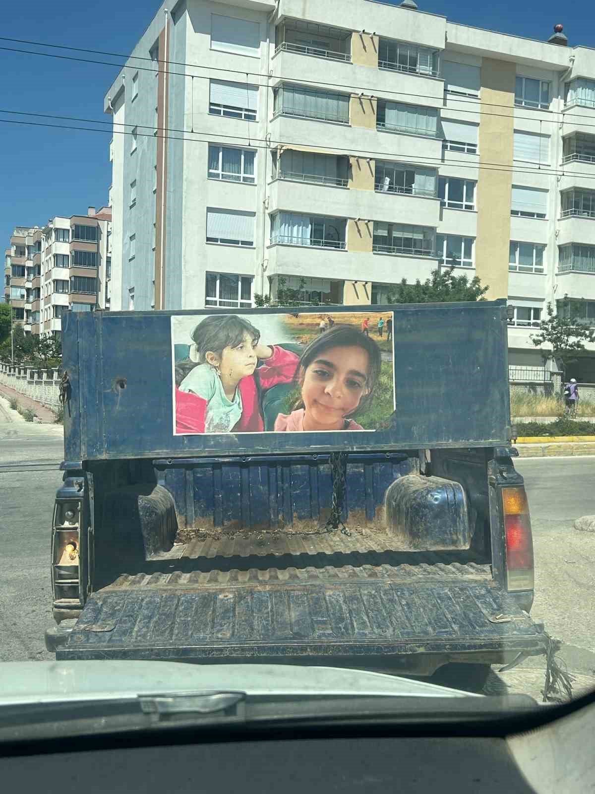 Kamyonetinin arkasına katledilen Narinin fotoğrafını yapıştırdı