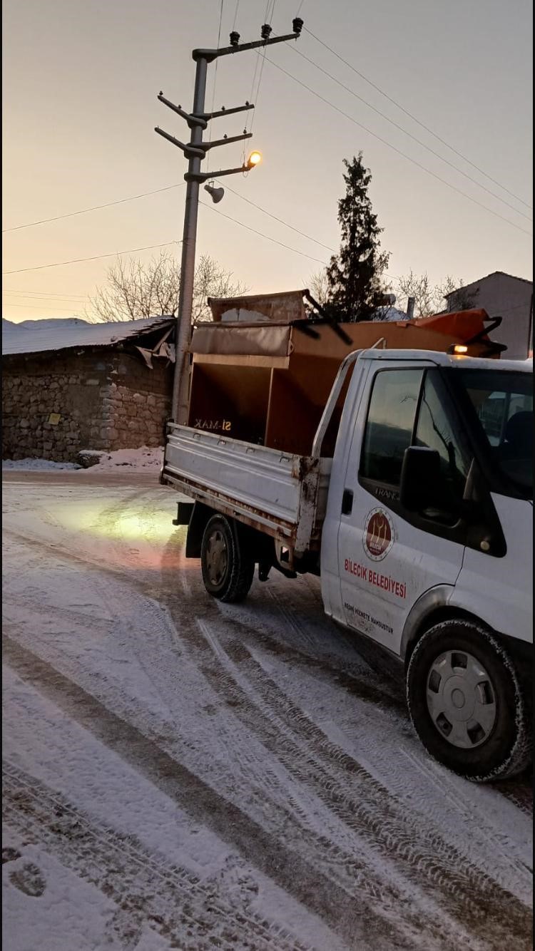 Kar ve don riskine karşı belediye ekipleri gece boyunca sahadaydı