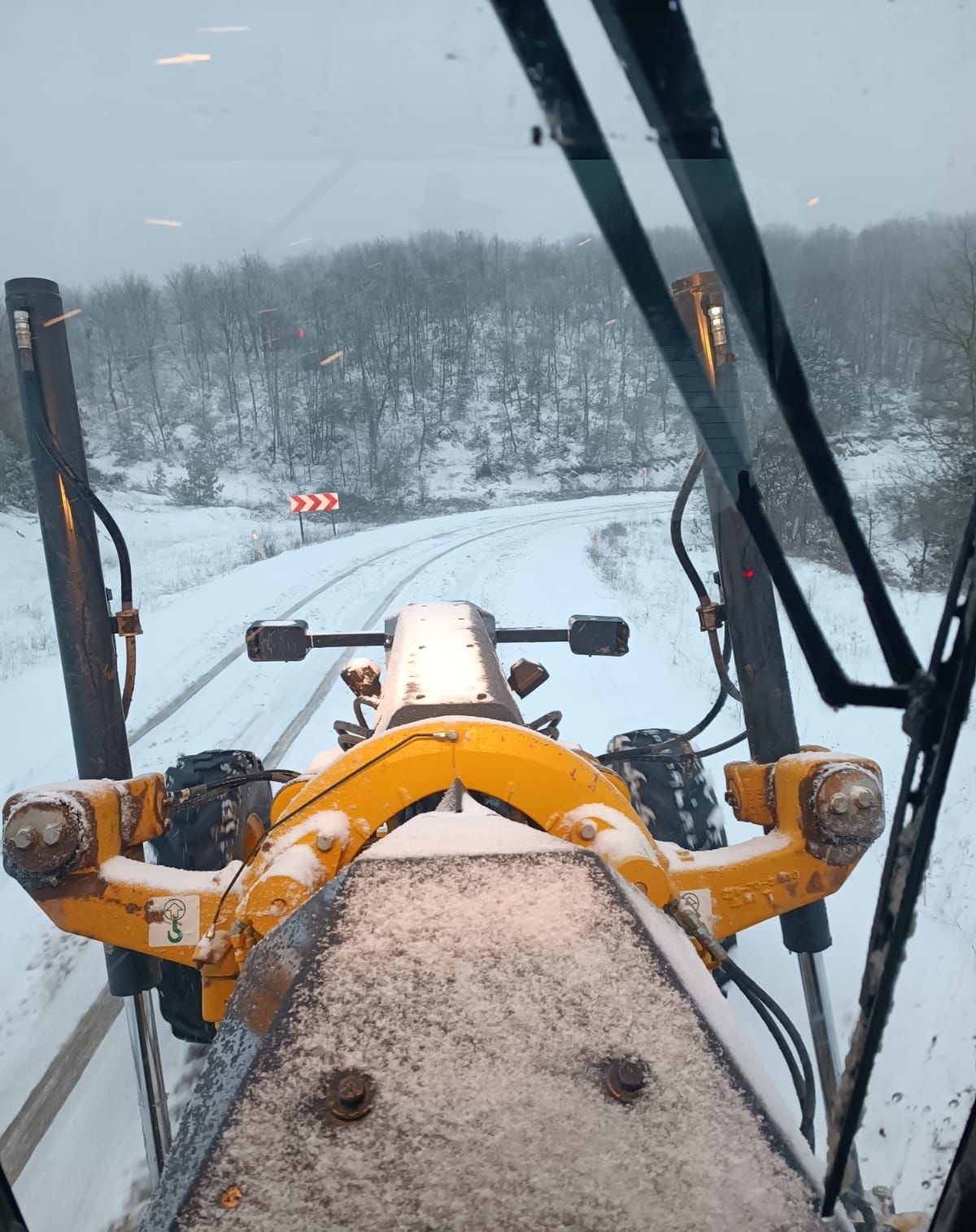 Kar yağışının etkili olduğu Bilecikte ekipler sahada