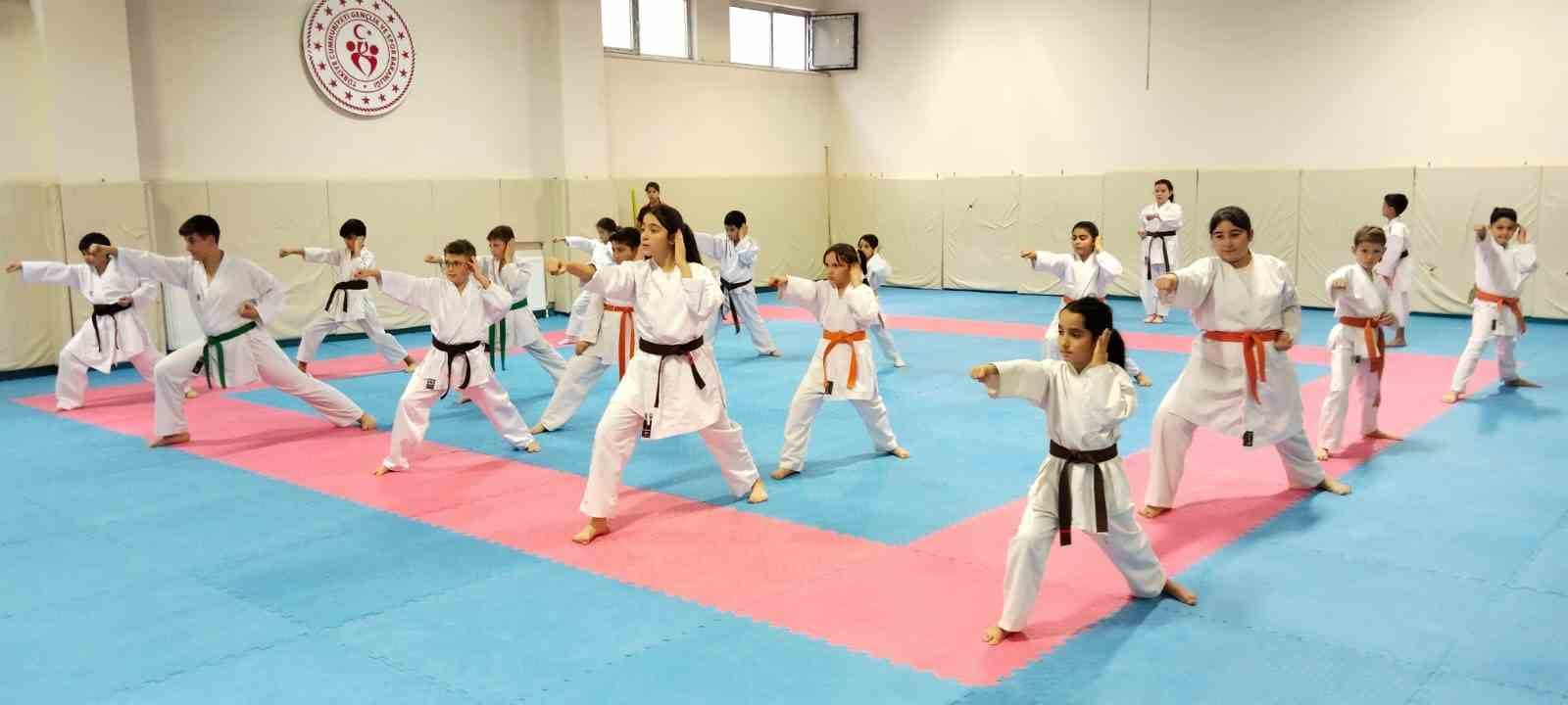 Karate Kış Okulu 3. Grup çalışmaları sürüyor