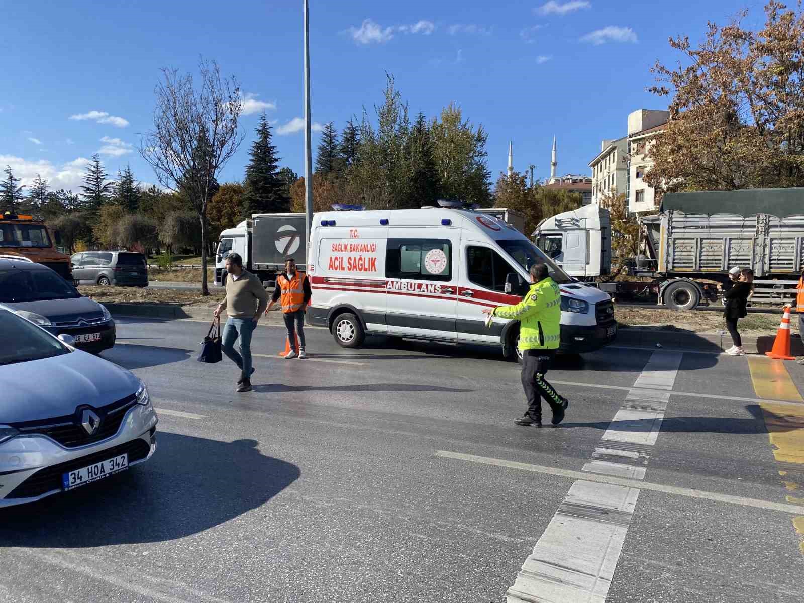 Karşıdan karşıya geçmeye çalışan kadına otomobil çarptı