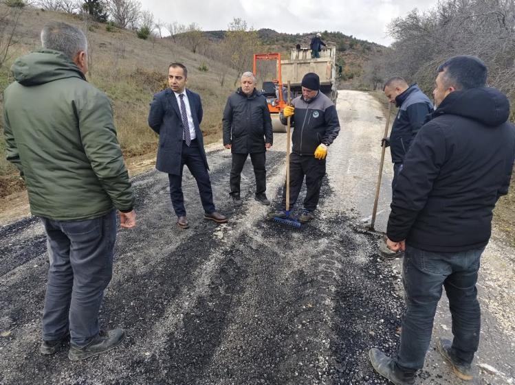 Kaymakam Uçar, Yenipazarda yol onarım çalışmalarını inceledi