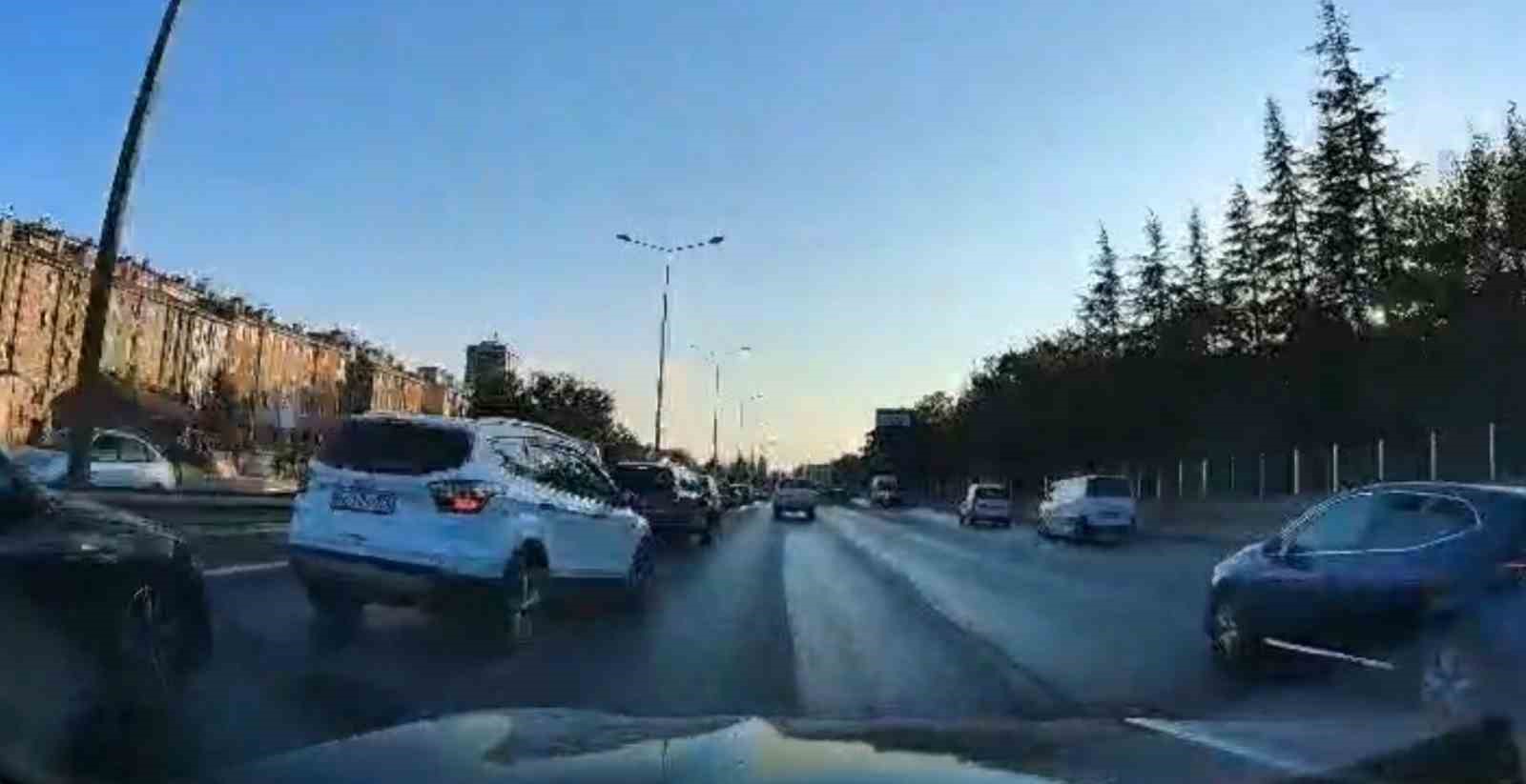 Kazadan dolayı yavaşlayan araca arkadan çarpma anı kamerada