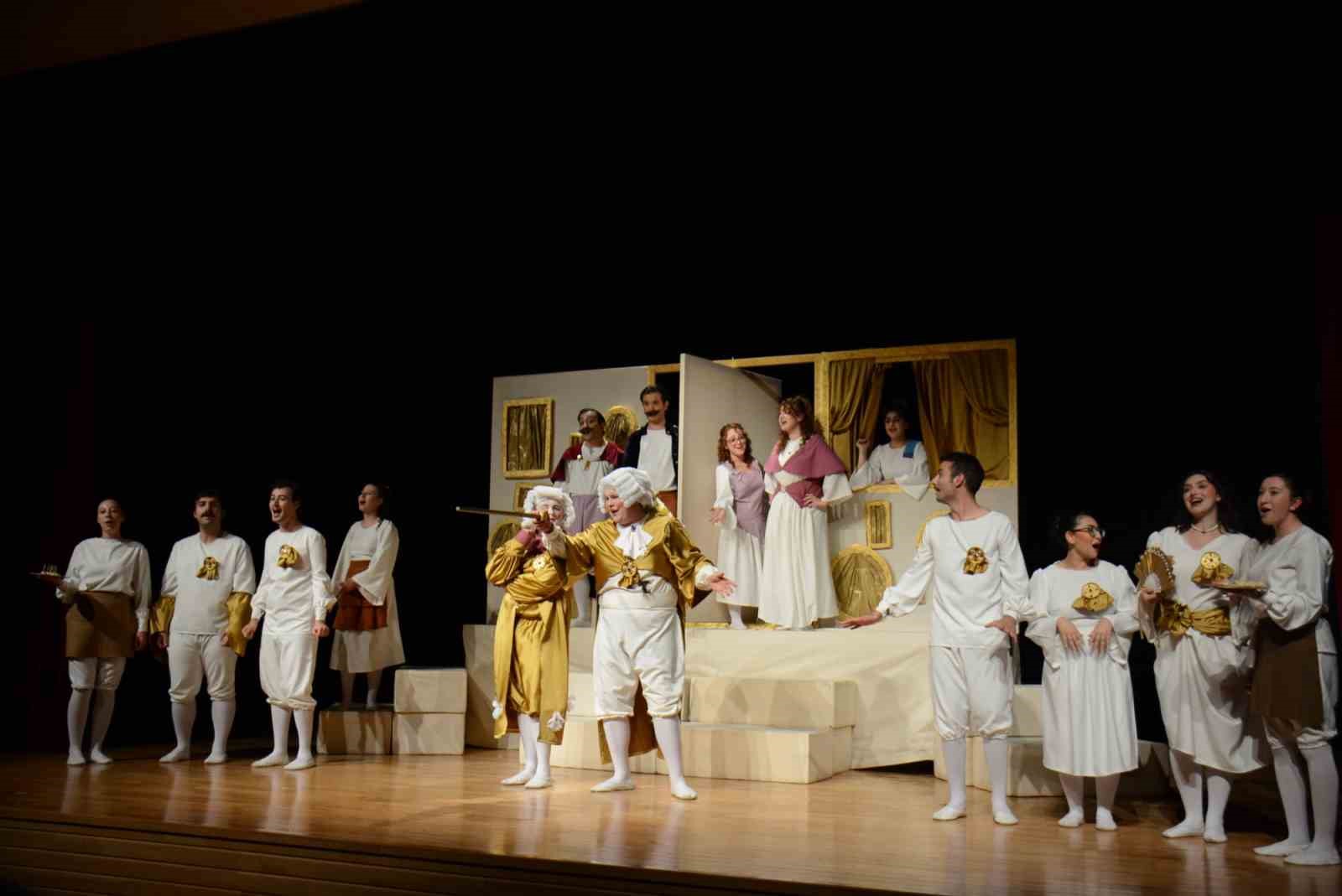 Kibarlık Budalası tiyatroseverlerle buluştu