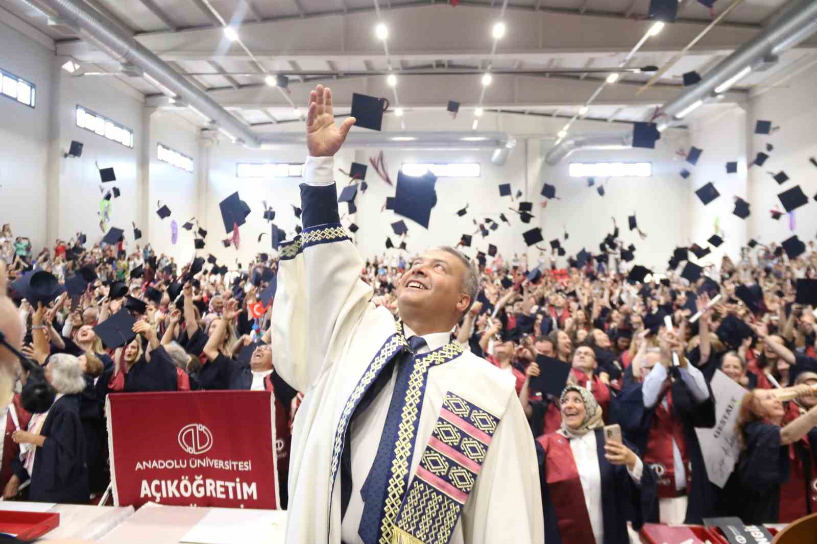 63 yaşında üniversite mezunu oldu, profesör olmasına rağmen bölüm bitirdi