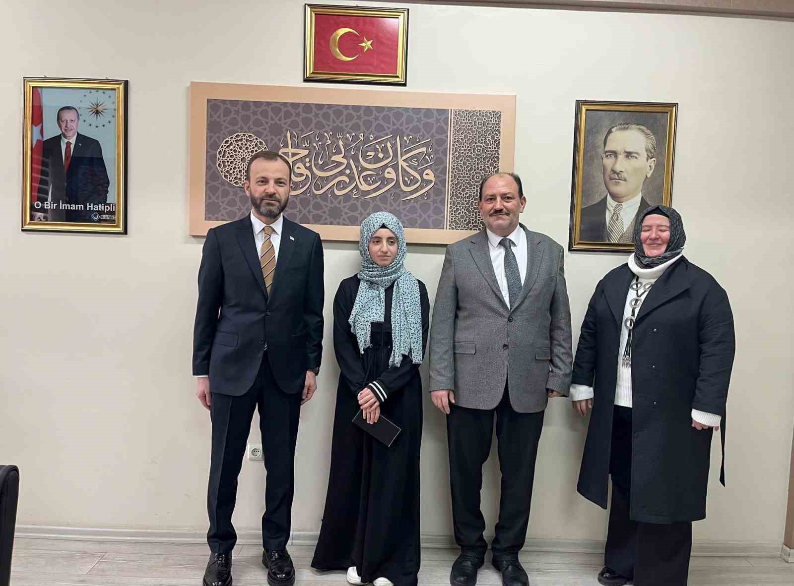 Kitap okuma yarışmasında Türkiye birincisi öğrenci ödüllendirdi